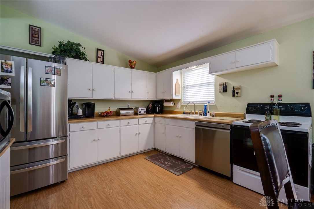 1825 Ken Klare Drive, Beavercreek, Ohio image 17