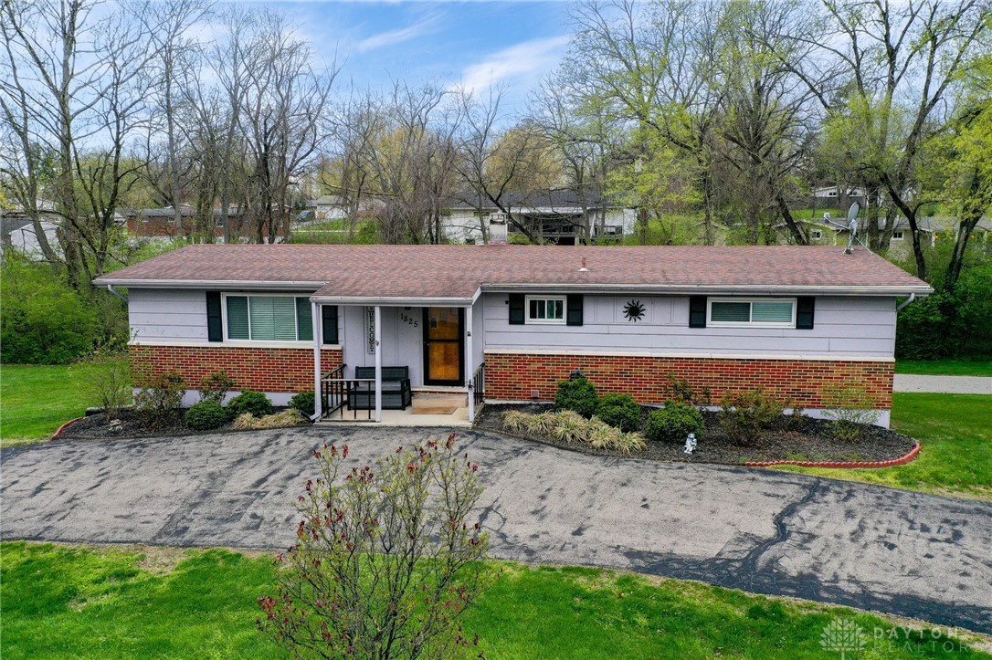 1825 Ken Klare Drive, Beavercreek, Ohio image 3