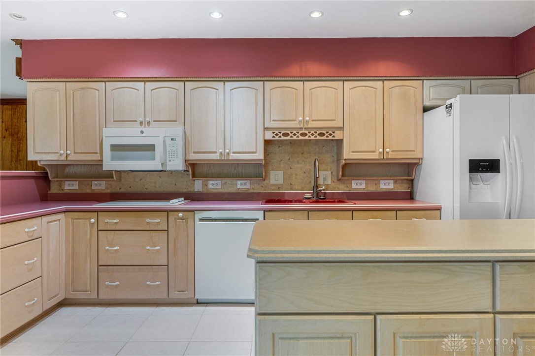 2301 Glenheath Drive, Kettering, Ohio image 13
