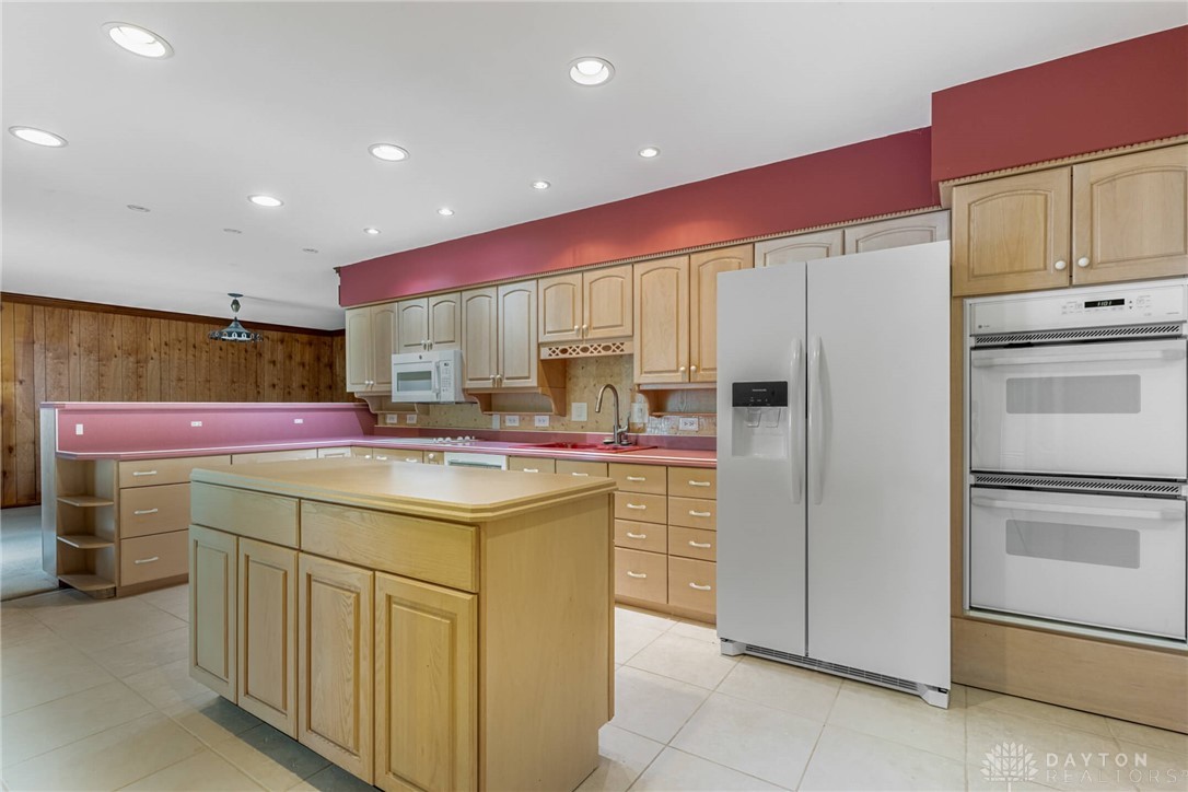 2301 Glenheath Drive, Kettering, Ohio image 4