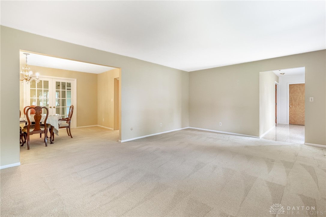 2301 Glenheath Drive, Kettering, Ohio image 8