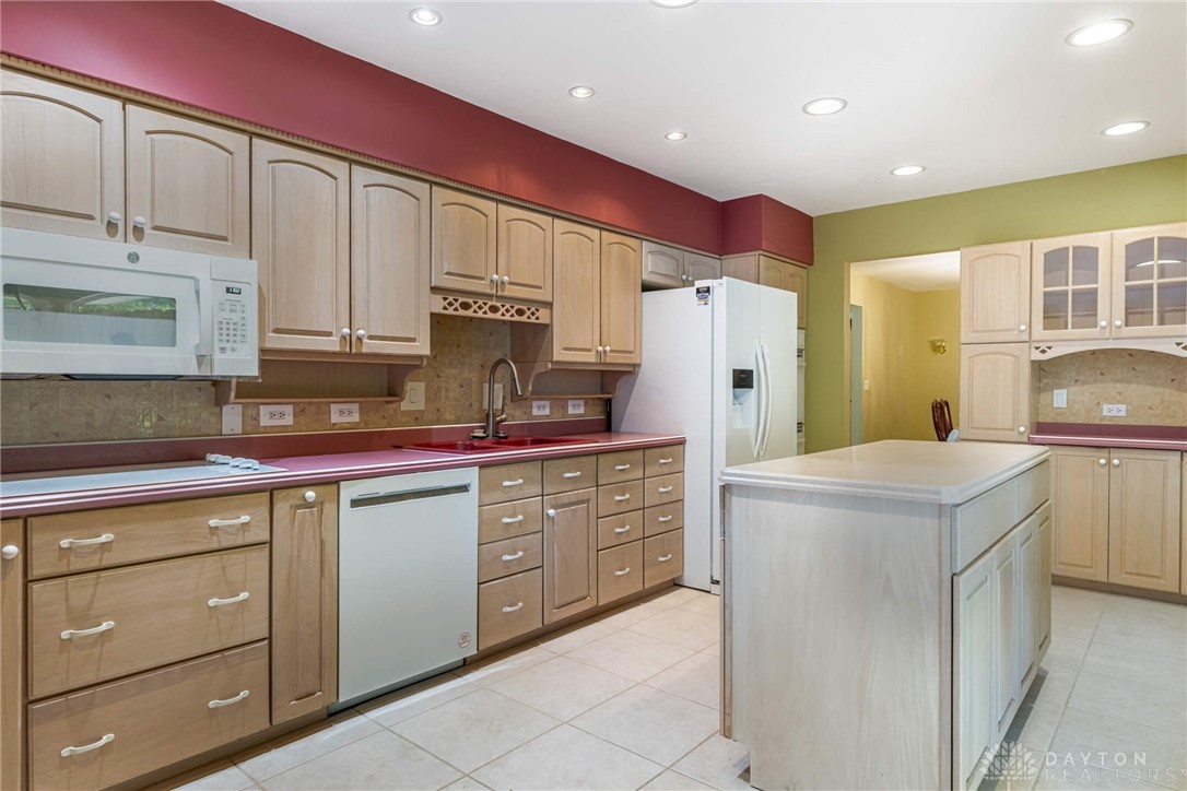 2301 Glenheath Drive, Kettering, Ohio image 12