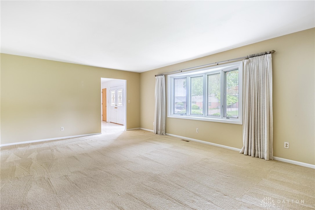 2301 Glenheath Drive, Kettering, Ohio image 7