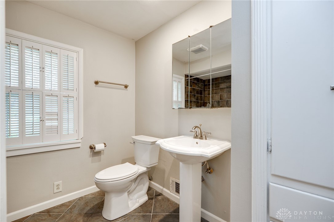 Oakwood, Ohio 45409, United States, 4 Bedrooms Bedrooms, ,2 BathroomsBathrooms,Residential,Pending,129116