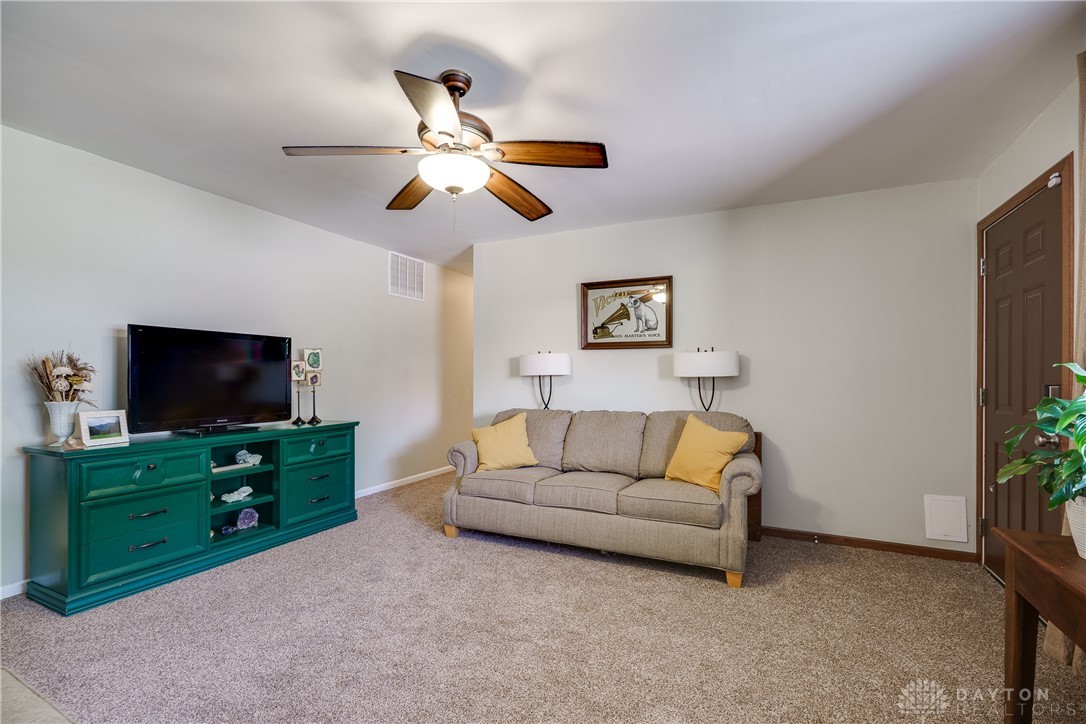 2801 Pinegrove Drive, Dayton, Ohio image 8
