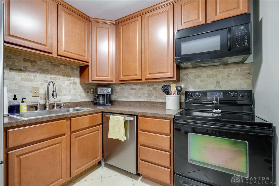 2801 Pinegrove Drive, Dayton, Ohio image 16
