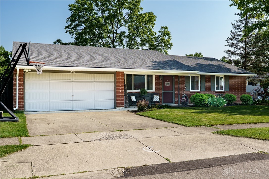2801 Pinegrove Drive, Dayton, Ohio image 2