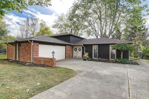 Photo of 2813 Wellsford Drive, Springfield, OH 45503 (MLS # 945273)