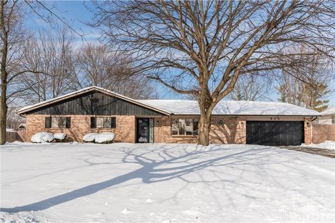 Photo of 925 Ashcreek Drive, Dayton, OH 45458 (MLS # 951506)