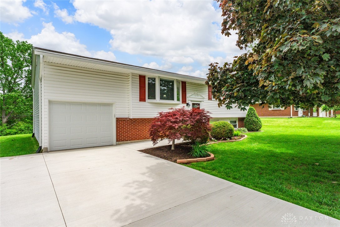 2707 Rockledge Trail, Beavercreek, Ohio image 2