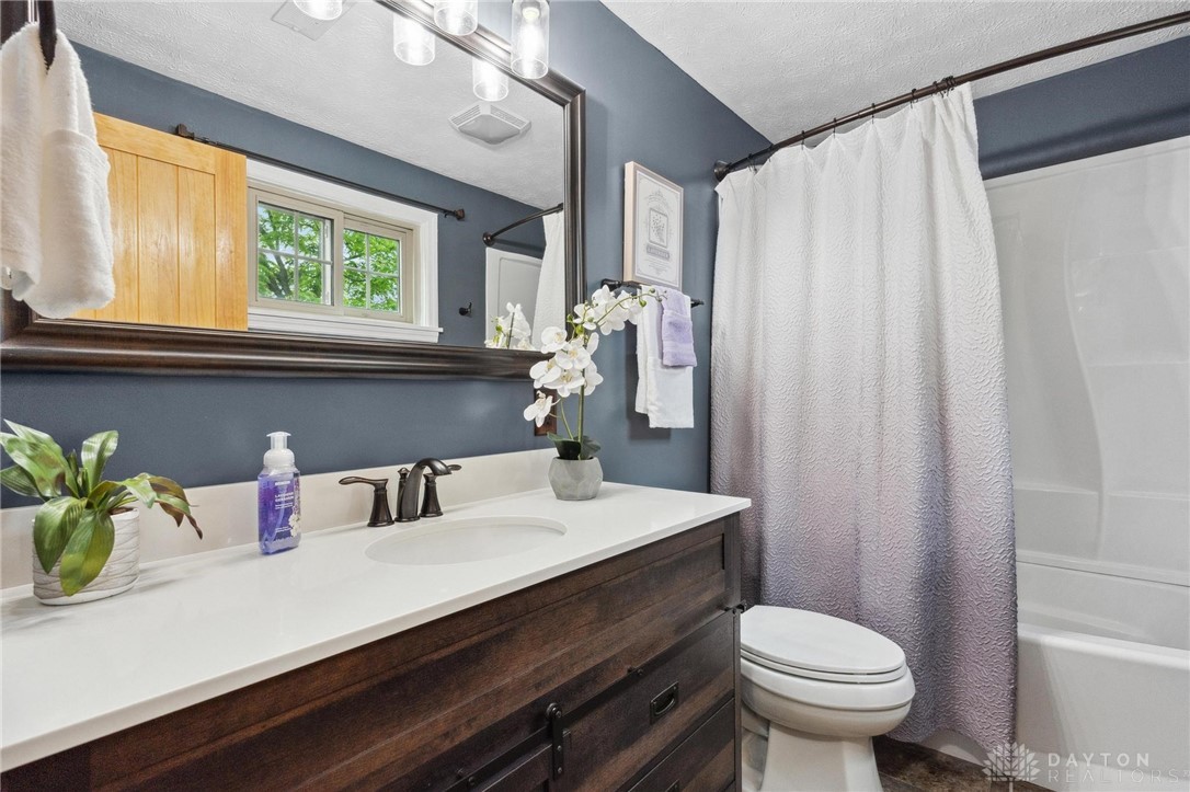 7019 Pineview Drive, Dayton, Ohio image 12