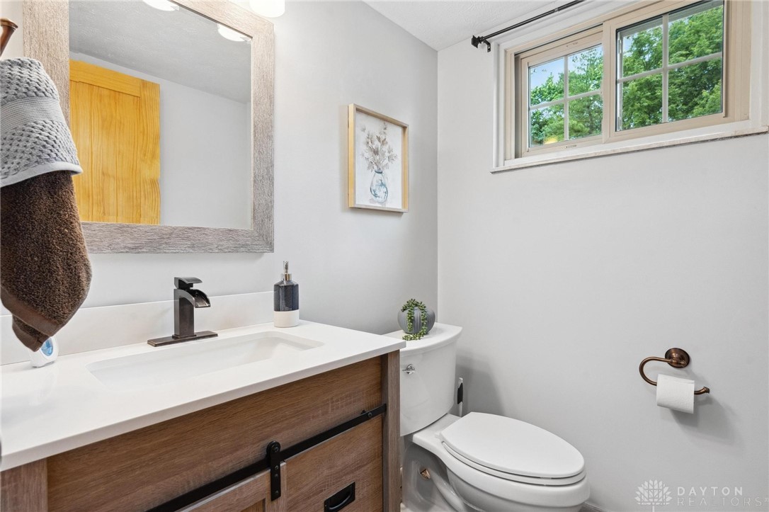 7019 Pineview Drive, Dayton, Ohio image 9