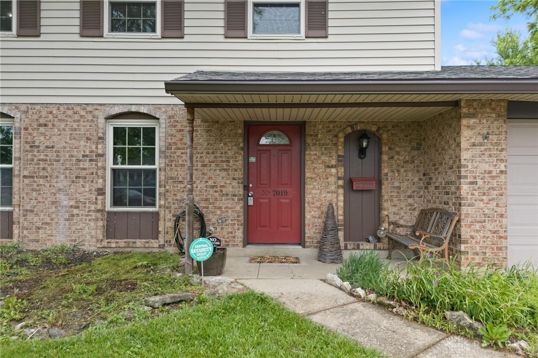 7019 Pineview Drive, Dayton, Ohio image 2