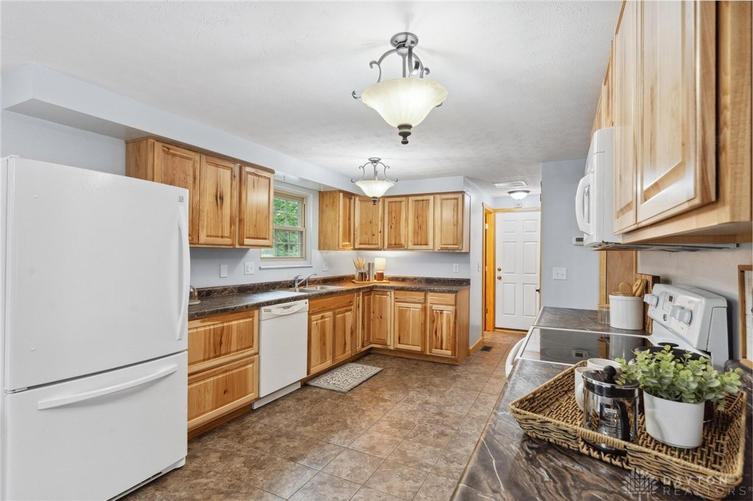 7019 Pineview Drive, Dayton, Ohio image 7