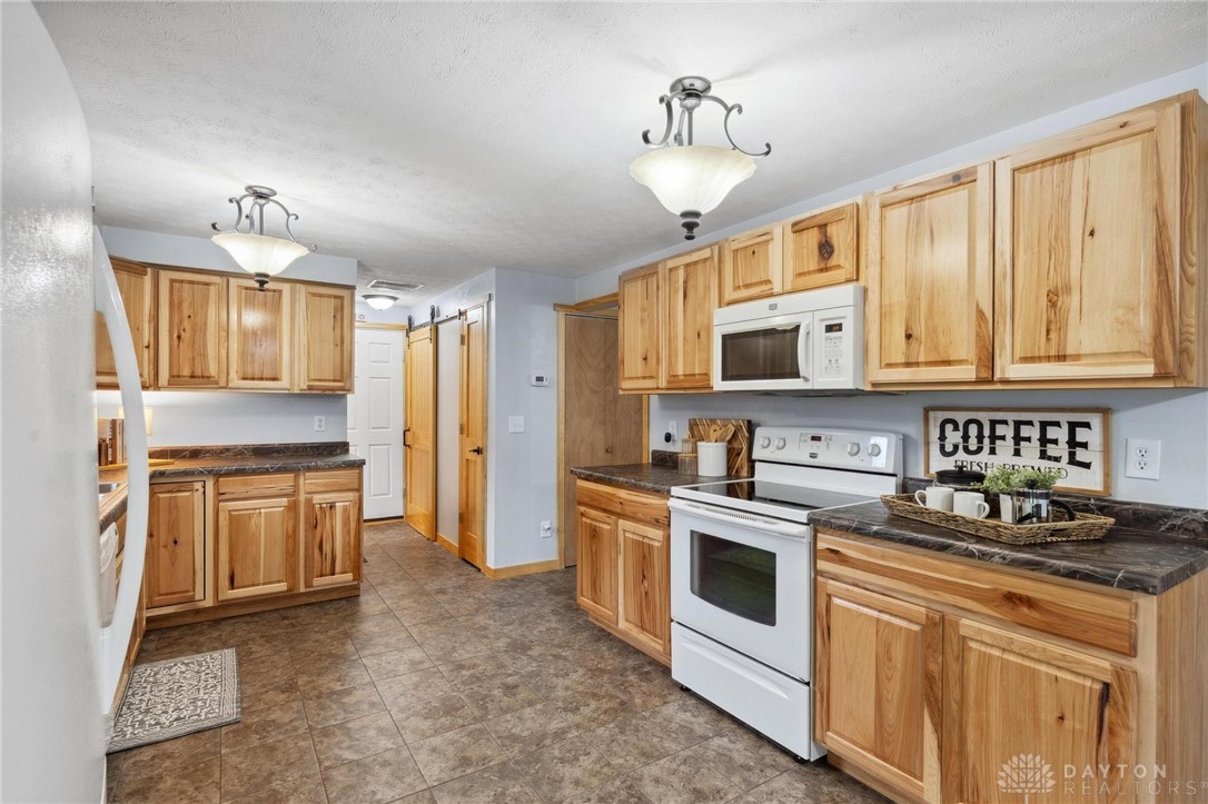 7019 Pineview Drive, Dayton, Ohio image 6