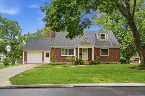 Photo of 136 E Ridgeway Drive, Centerville, OH 45459 (MLS # 962856)