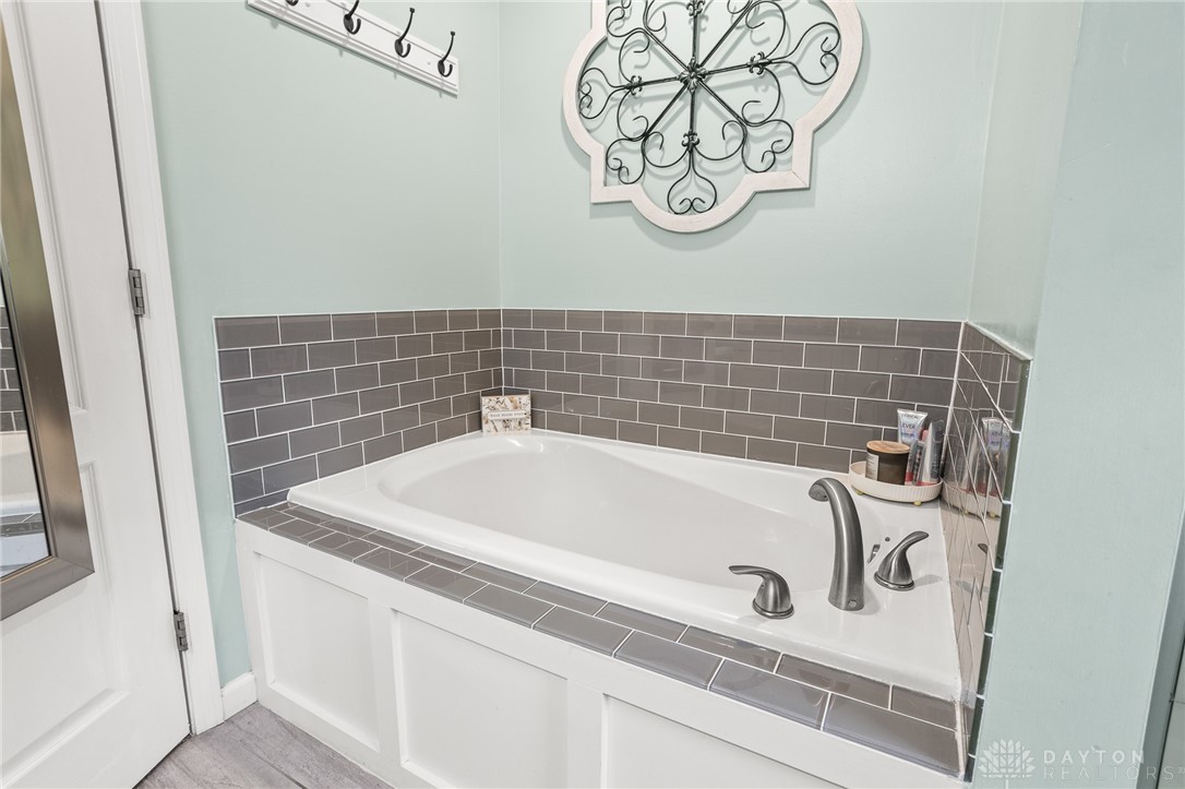 2755 Huntington Drive, Troy, Ohio image 27