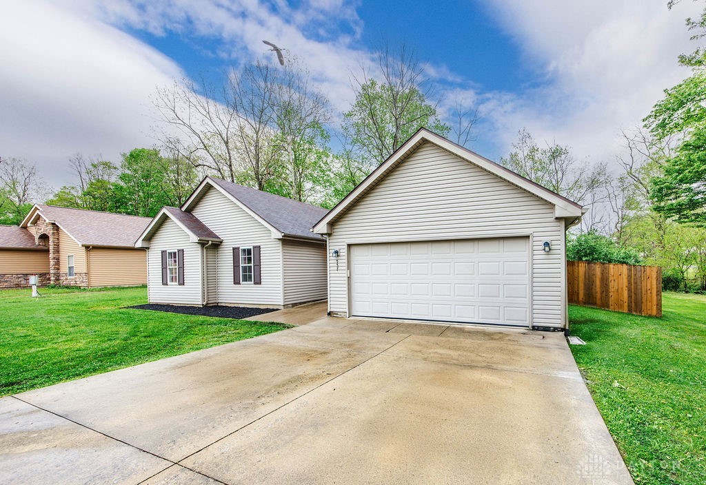 557 Lakengren Drive, Eaton, Ohio image 2