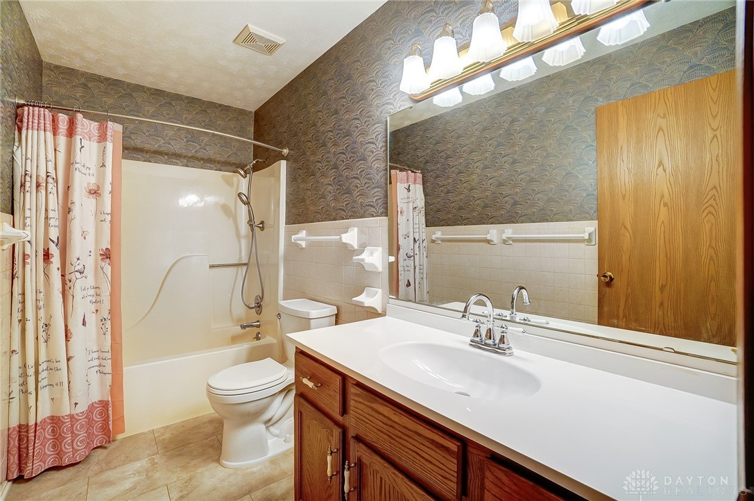 1133 Derby Rd, Springfield, Ohio image 12