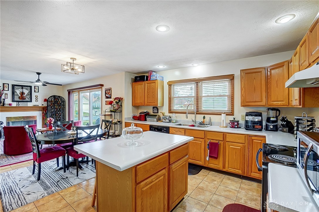 577 Autumn Creek Drive, Fairborn, Ohio image 6
