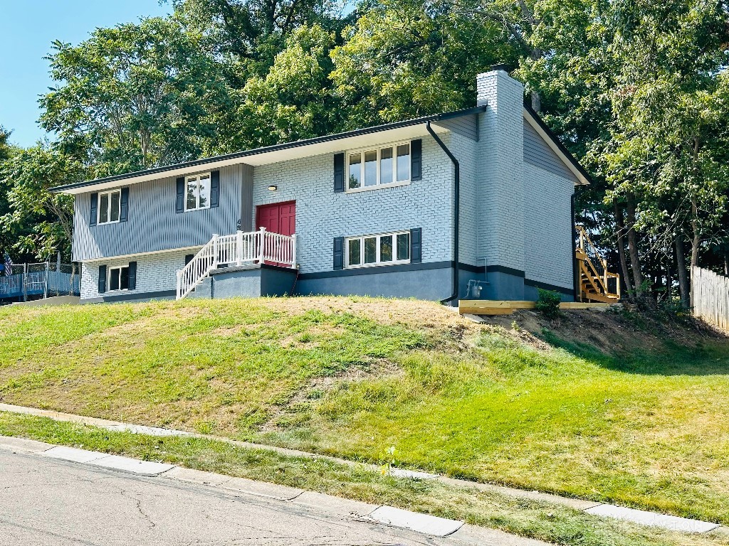 Photo 3 of 39 of 433 Lincoln Green Drive house