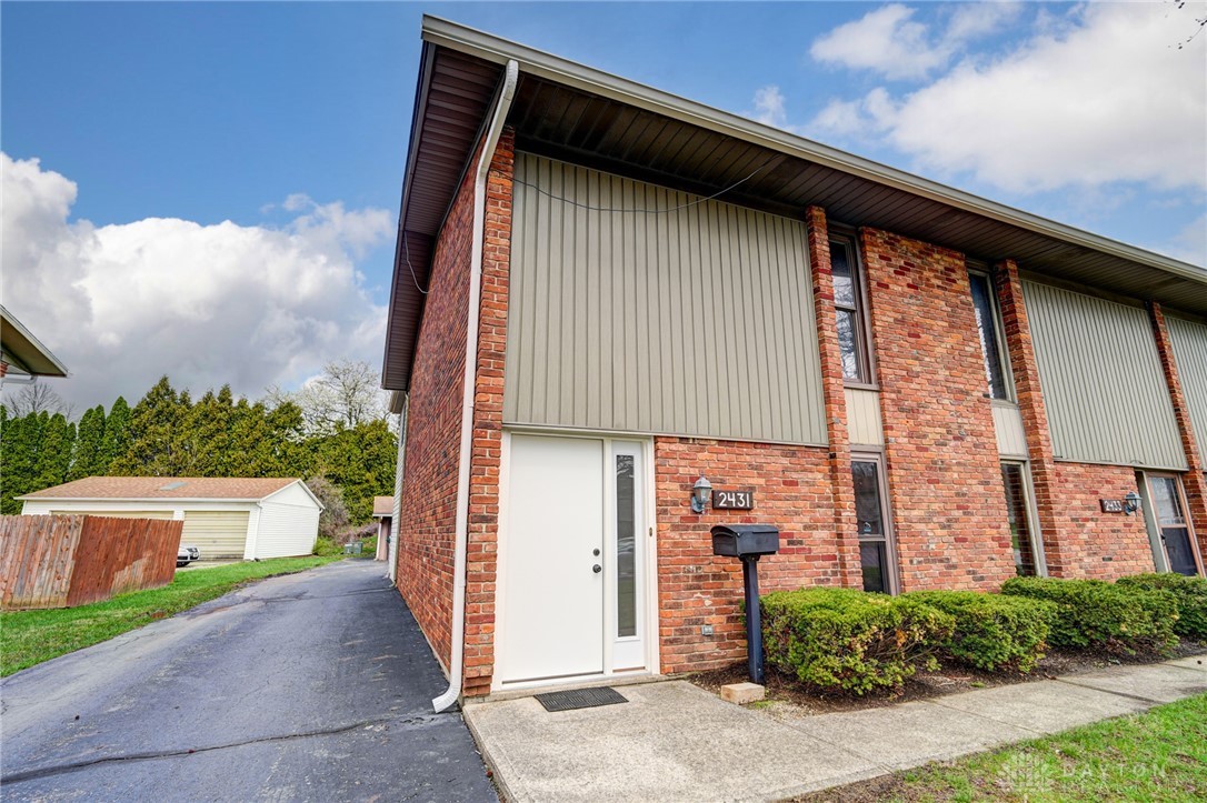 2431 Red Coach Drive, Springfield, Ohio image 2