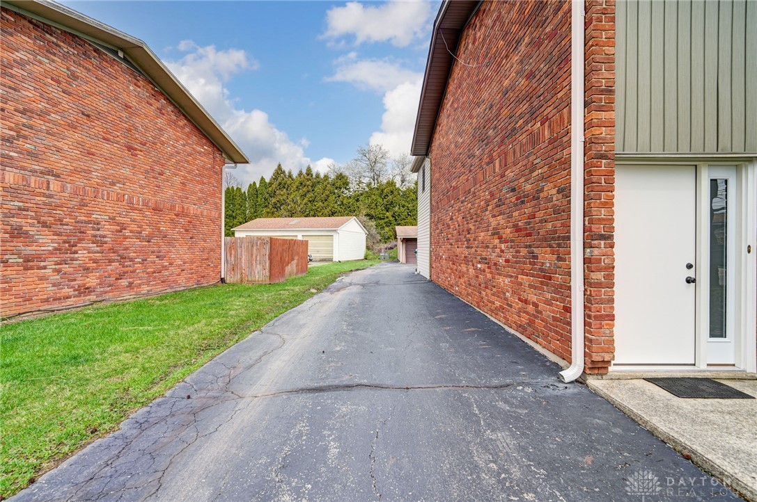 2431 Red Coach Drive, Springfield, Ohio image 27