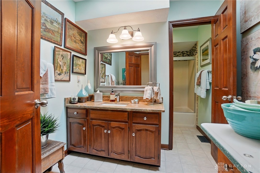 1160 Whispering Woods Lane, Springboro, Ohio image 35