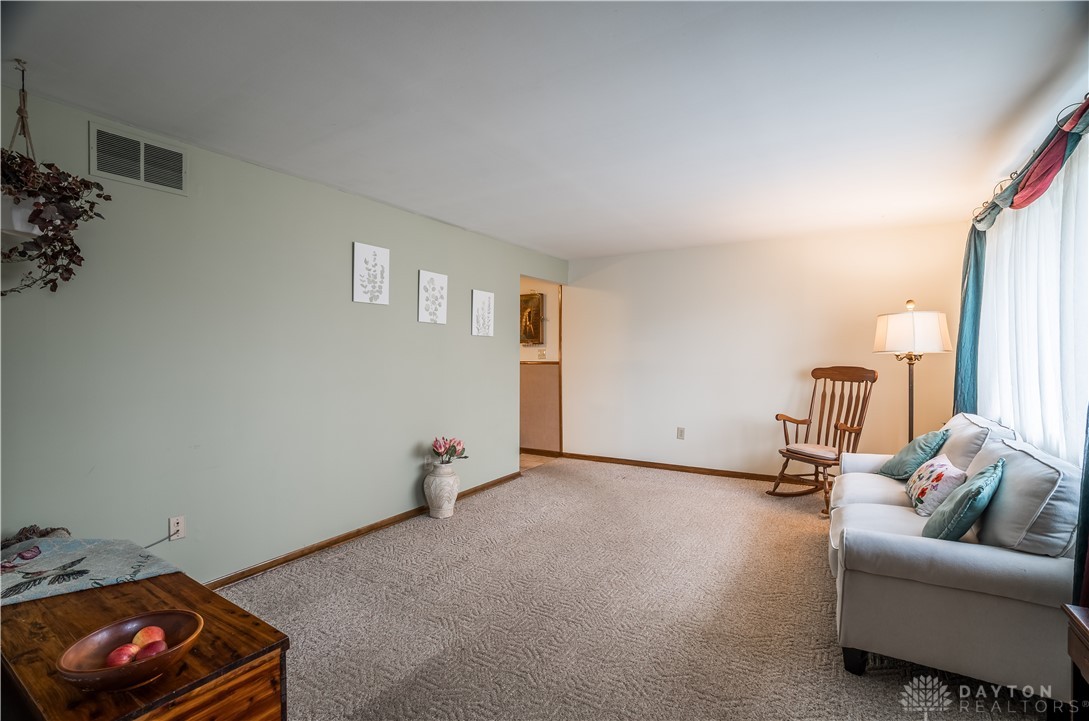 1021 Heathwood Drive, Englewood, Ohio image 4