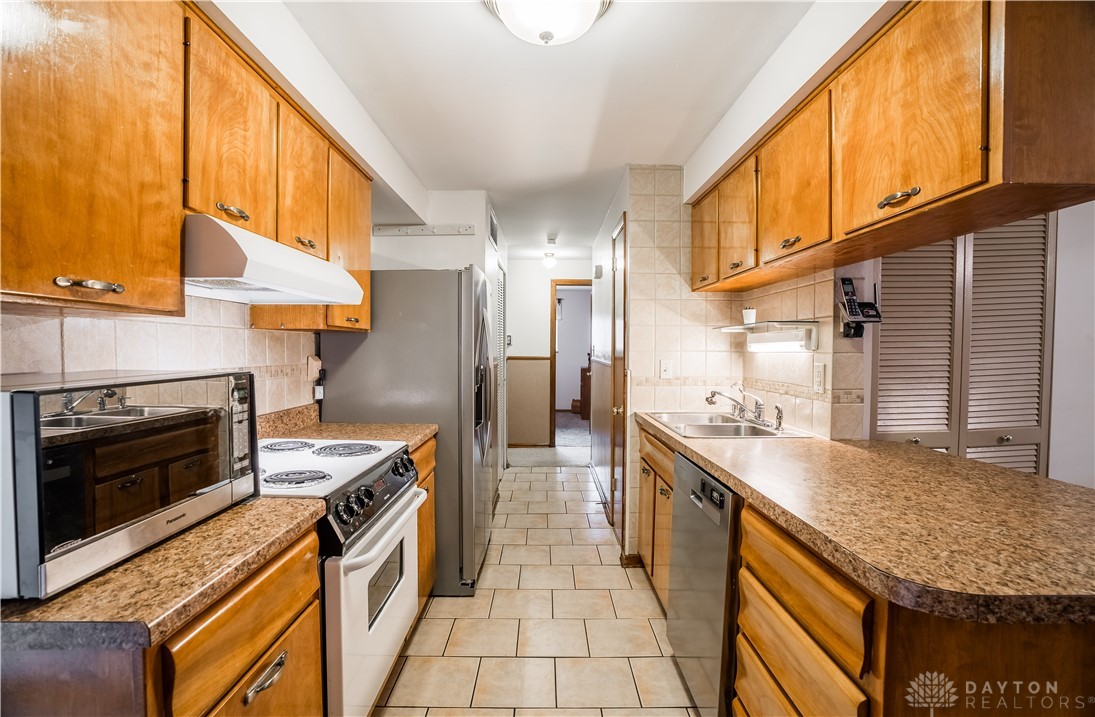 1021 Heathwood Drive, Englewood, Ohio image 5