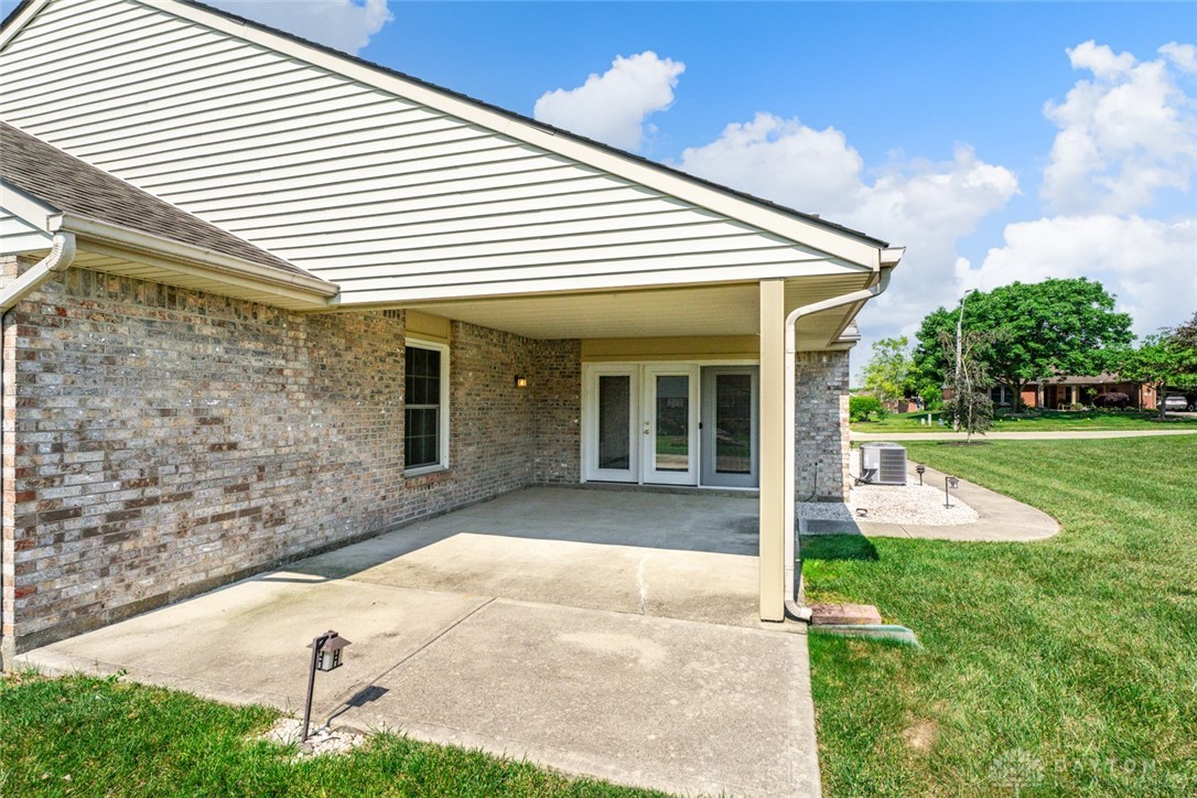 1754 Brandonhall Drive, Miamisburg, Ohio image 25