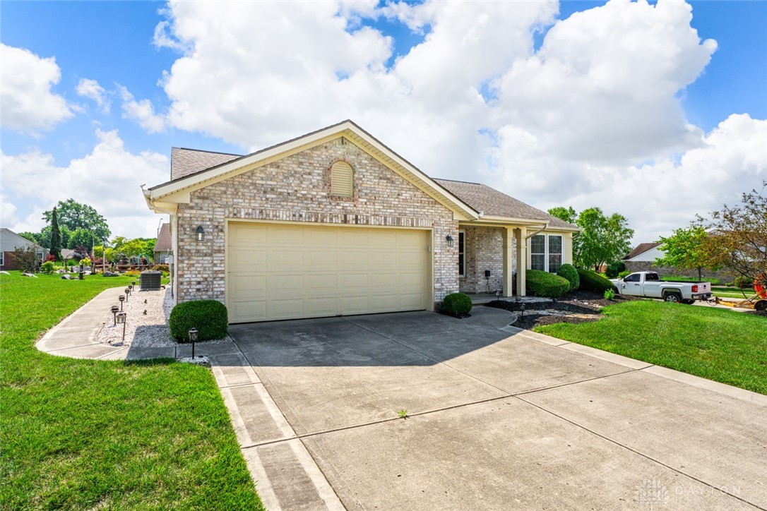 1754 Brandonhall Drive, Miamisburg, Ohio image 2