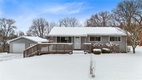 Photo of 2908 Valleyview Drive, Fairborn, OH 45324 (MLS # 948879)