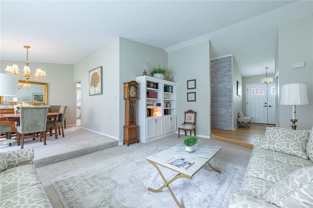 5374 Oak Bend Circle, Kettering, Ohio image 11