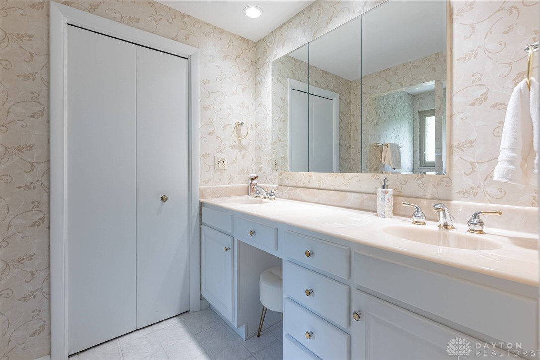 5374 Oak Bend Circle, Kettering, Ohio image 20