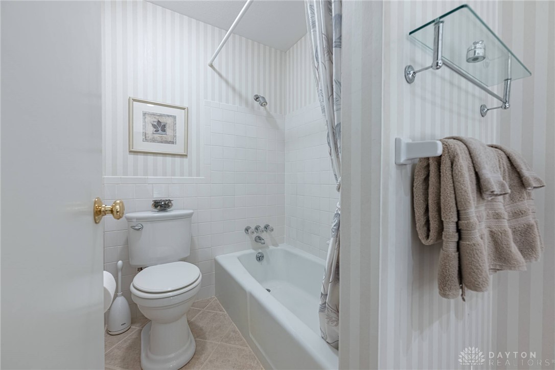 5374 Oak Bend Circle, Kettering, Ohio image 27