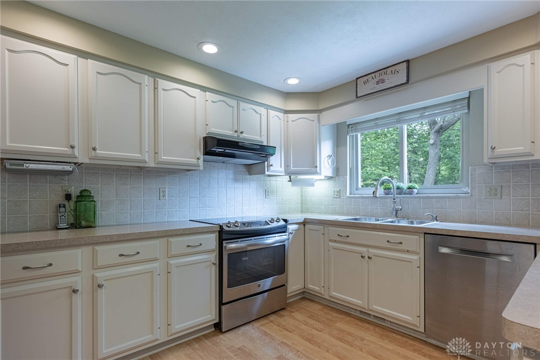5374 Oak Bend Circle, Kettering, Ohio image 6