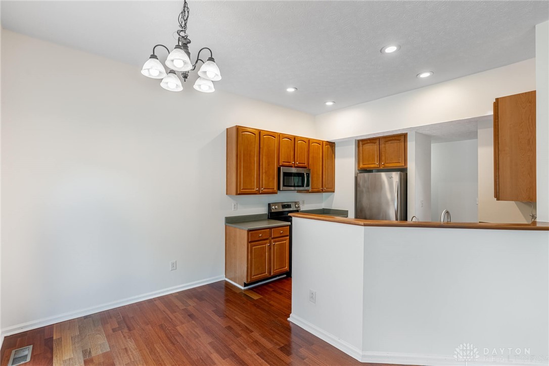 2465 Dewpoint Circle, Fairborn, Ohio image 13