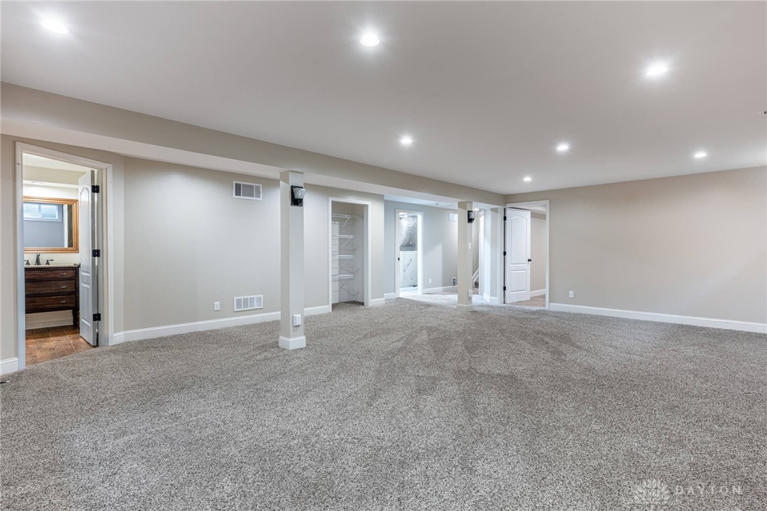 2465 Dewpoint Circle, Fairborn, Ohio image 33