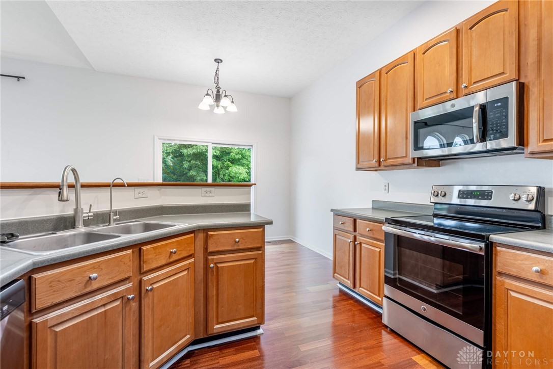 2465 Dewpoint Circle, Fairborn, Ohio image 16