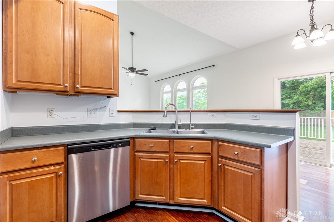 2465 Dewpoint Circle, Fairborn, Ohio image 17