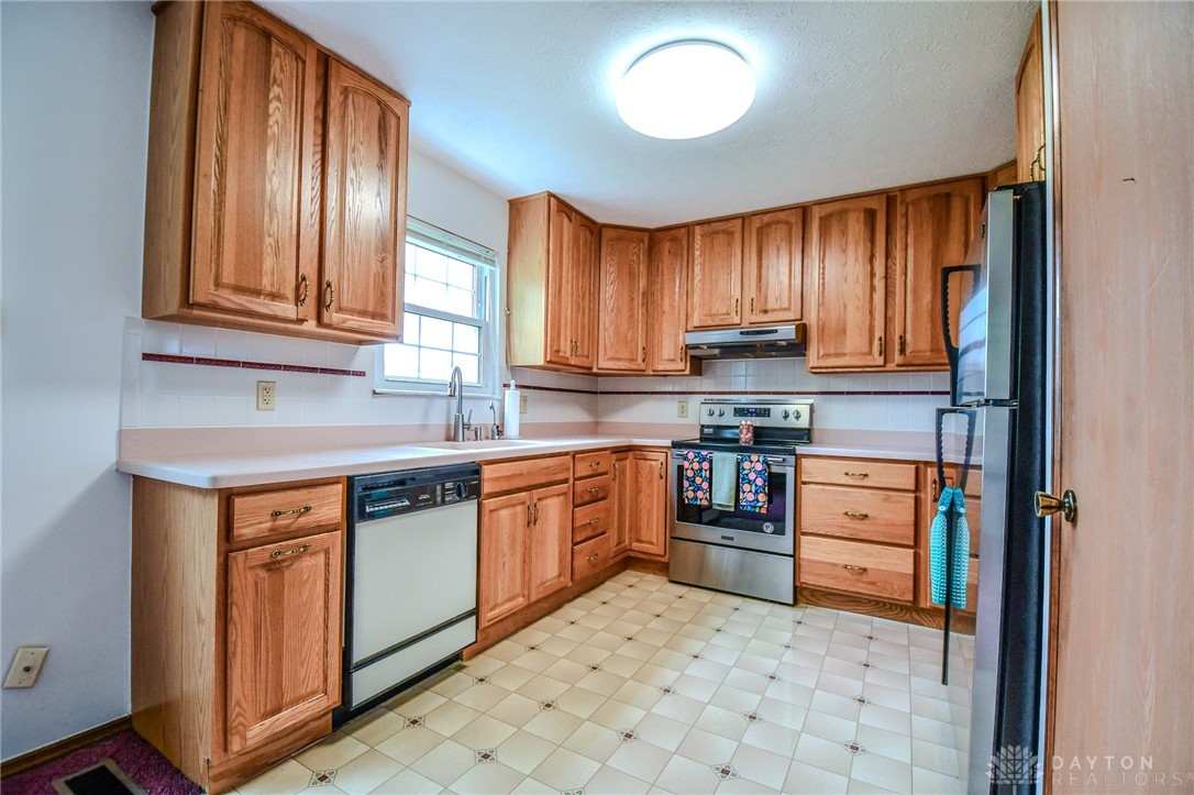 1015 Brookwood Court, Fairborn, Ohio image 11