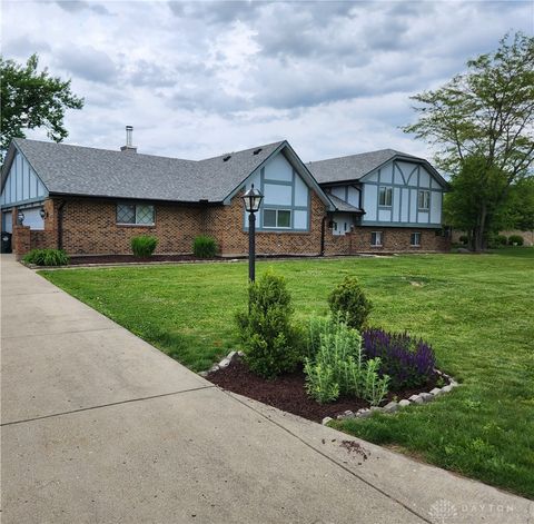 Photo of 2447 N Tulane Drive, Beavercreek, OH 45431 (MLS # 959389)