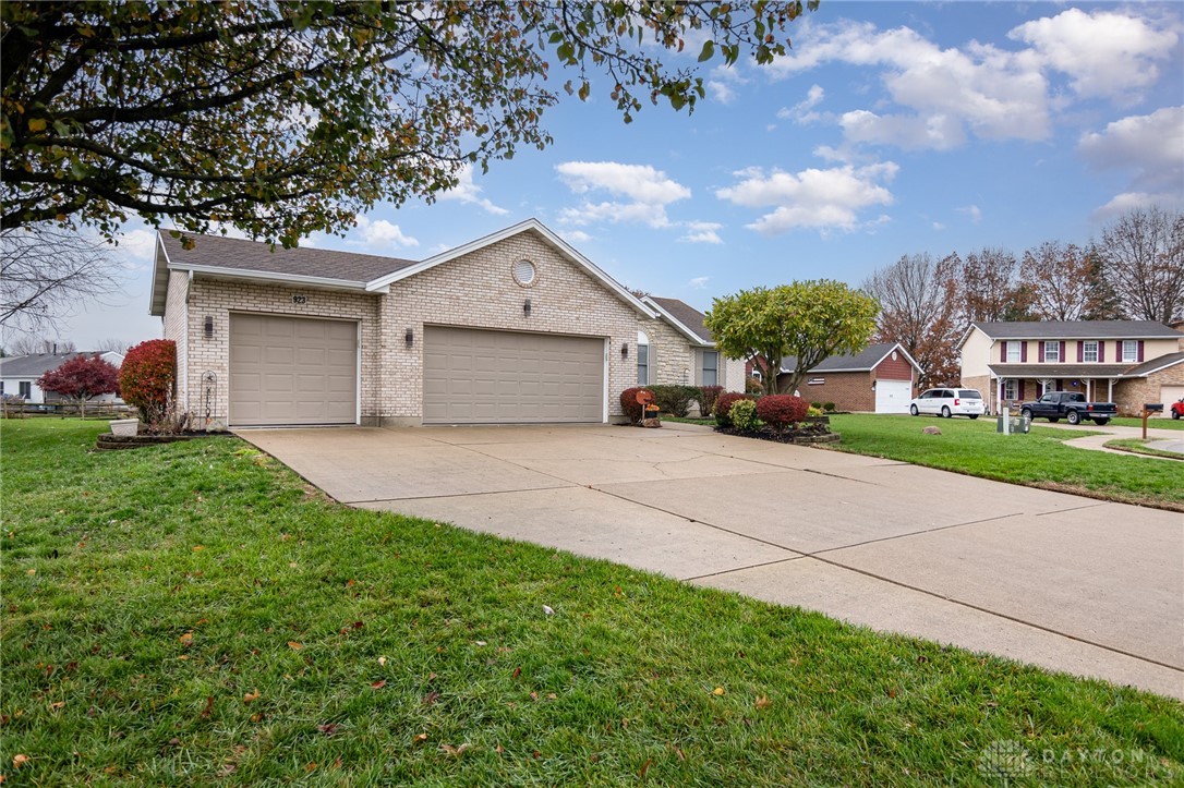 923 Golden Meadows Court, Trenton, Ohio image 2