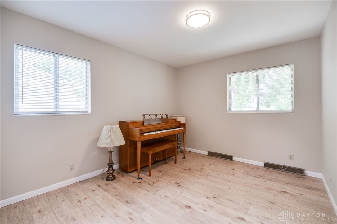 Dayton, Ohio 45431, United States, 5 Bedrooms Bedrooms, ,3 BathroomsBathrooms,Residential,Active,211471