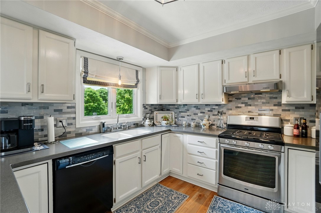 1528 Brook Park Drive, Troy, Ohio image 15