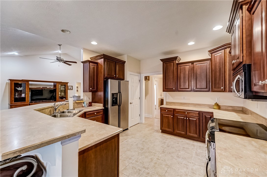 8955 Sycamore Trails Drive, Springboro, Ohio image 3