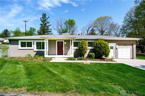 Photo of 2700 Ridge Avenue, Dayton, OH 45414 (MLS # 957416)