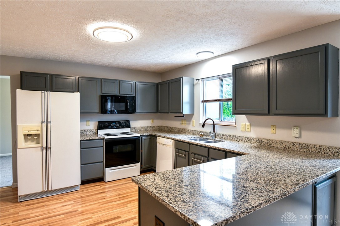 1363 Lamplighter Lane, Fairborn, Ohio image 31