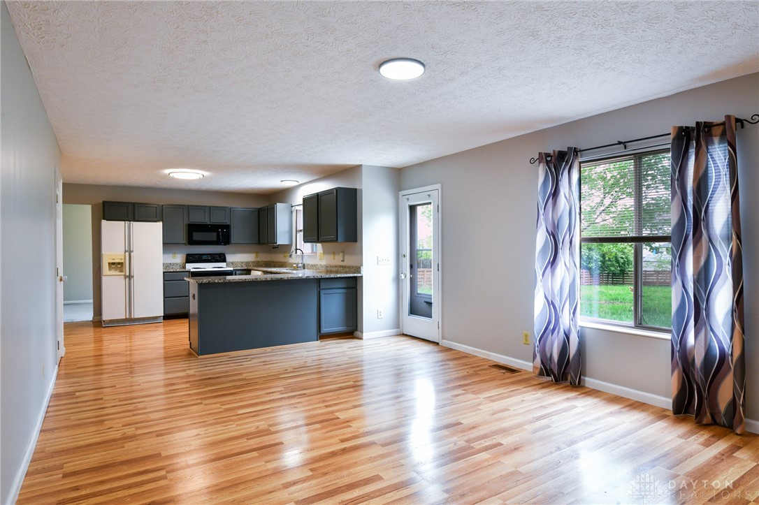 1363 Lamplighter Lane, Fairborn, Ohio image 3